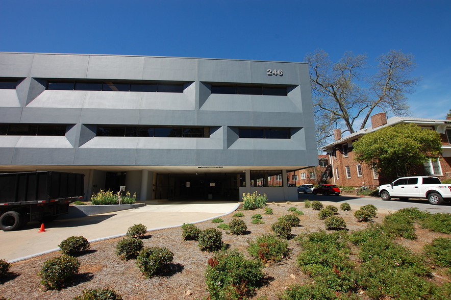 246 Sycamore St, Decatur, GA for lease - Building Photo - Image 2 of 7