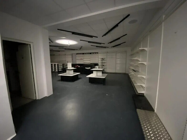 Retail in Barjouville for lease - Interior Photo - Image 2 of 15