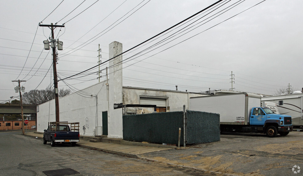 40 Railroad Ave, Copiague, NY for lease - Building Photo - Image 2 of 2