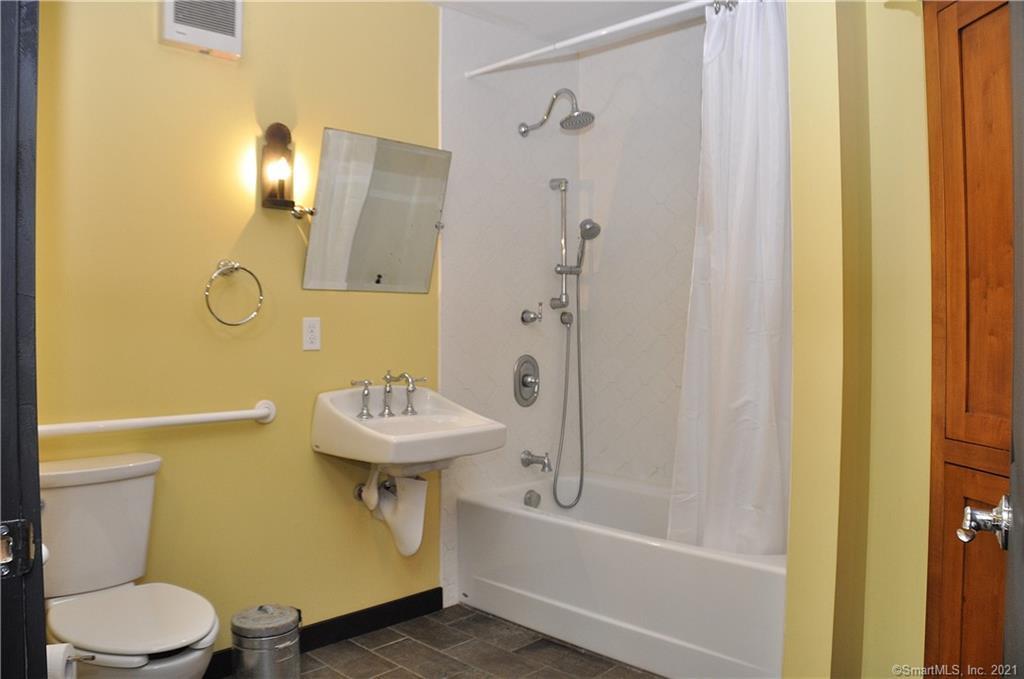 4 Main St, Woodbury, CT 06798