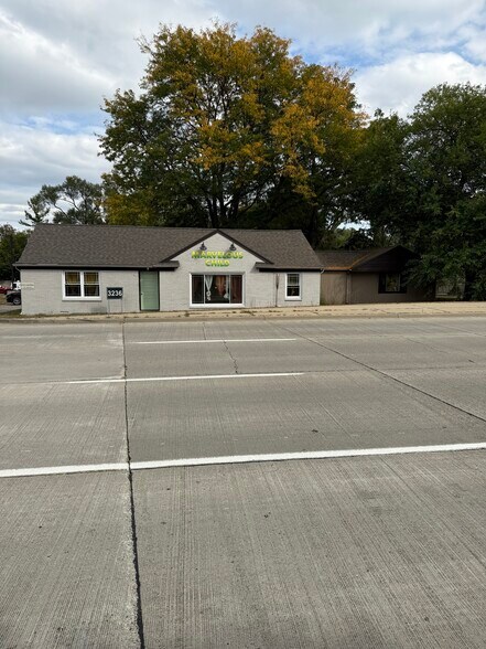 3236 Rochester Rd, Troy, MI for lease - Building Photo - Image 1 of 3