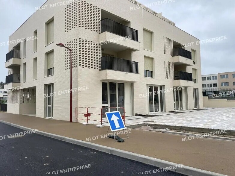 Retail in Montauban-de-Bretagne for lease - Building Photo - Image 3 of 6
