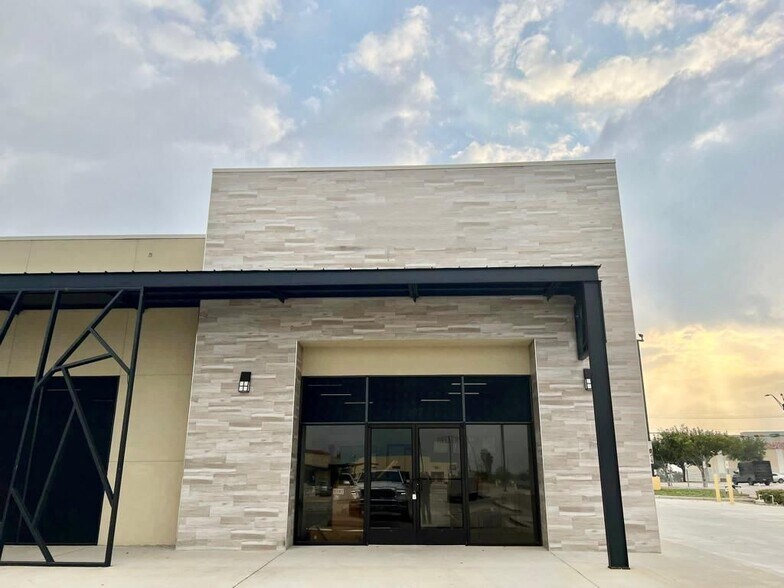 2328 Jacaman rd, Laredo, TX for sale - Building Photo - Image 1 of 1