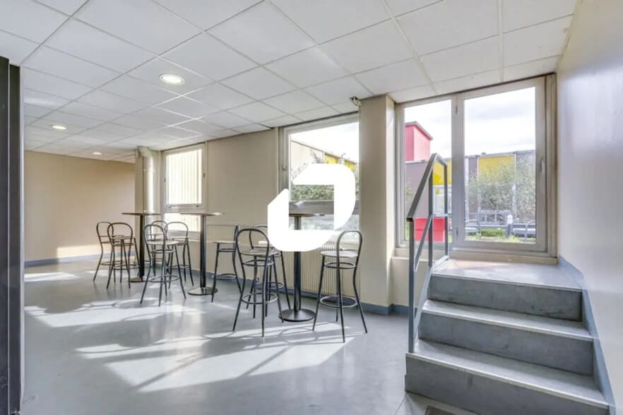 Office in Croissy-Beaubourg for lease - Interior Photo - Image 2 of 12