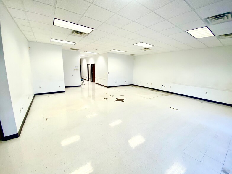 8202 Spring Valley Rd, Dallas, TX for lease - Interior Photo - Image 3 of 6