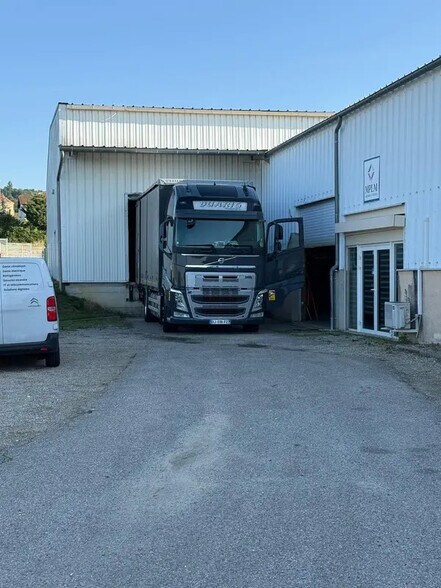 Office in Sonnay for lease - Building Photo - Image 2 of 9