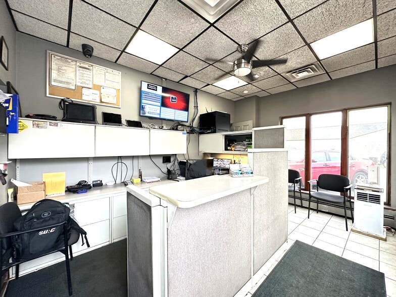 611 W Manlius St, East Syracuse, NY for sale - Interior Photo - Image 3 of 15