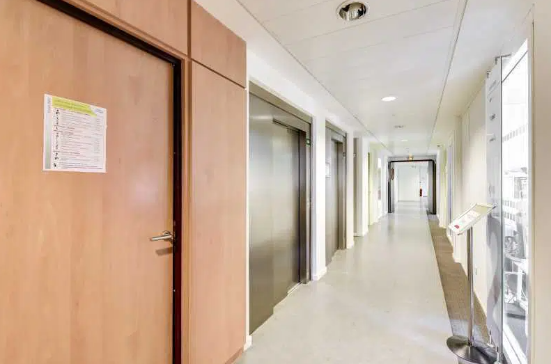 Office in Paris for lease - Lobby - Image 2 of 4