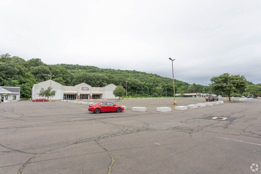 814 Derby Ave, Seymour, CT 06483