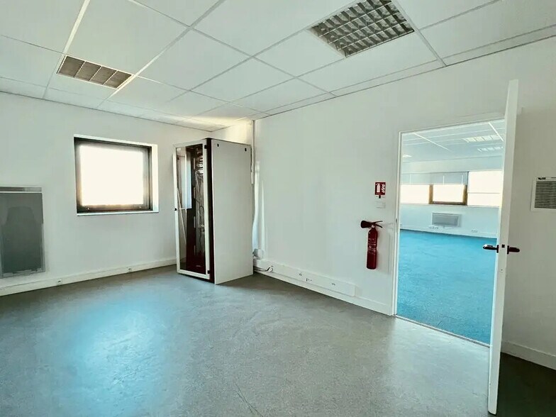 Office in Caen for lease - Interior Photo - Image 2 of 18