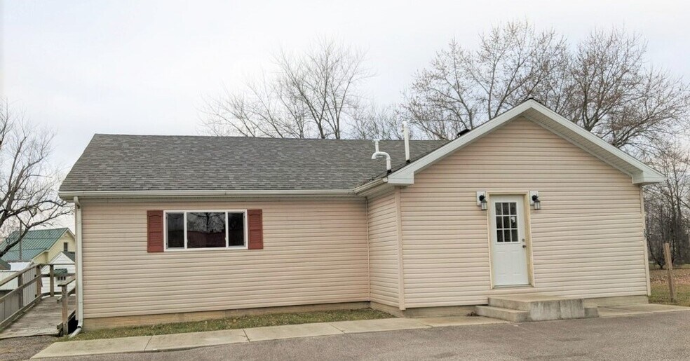 207 N Huntington St, Syracuse, IN for sale - Primary Photo - Image 1 of 1