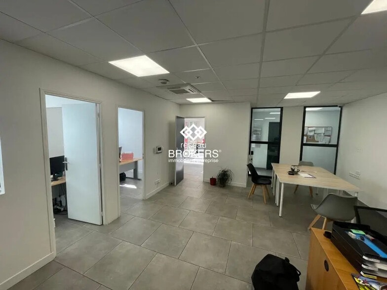 Industrial in Vitrolles for lease - Interior Photo - Image 2 of 6