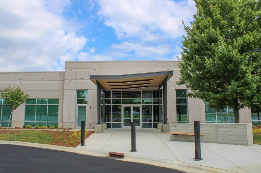 13856 Ballantyne Corporate Pl, Charlotte, NC for sale - Building Photo - Image 1 of 1