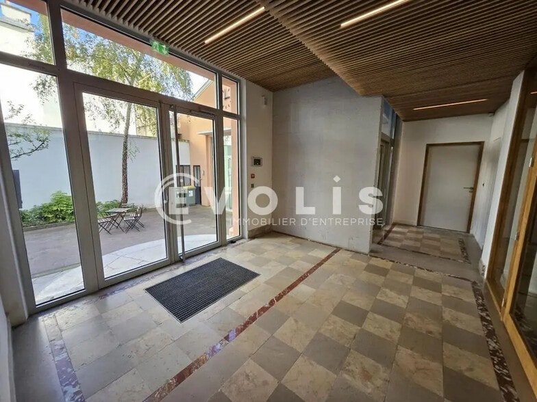 Office in Malakoff for lease - Building Photo - Image 3 of 45