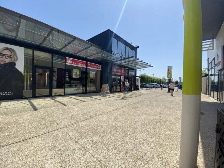 Retail in Saint-Maximin for lease - Building Photo - Image 1 of 19