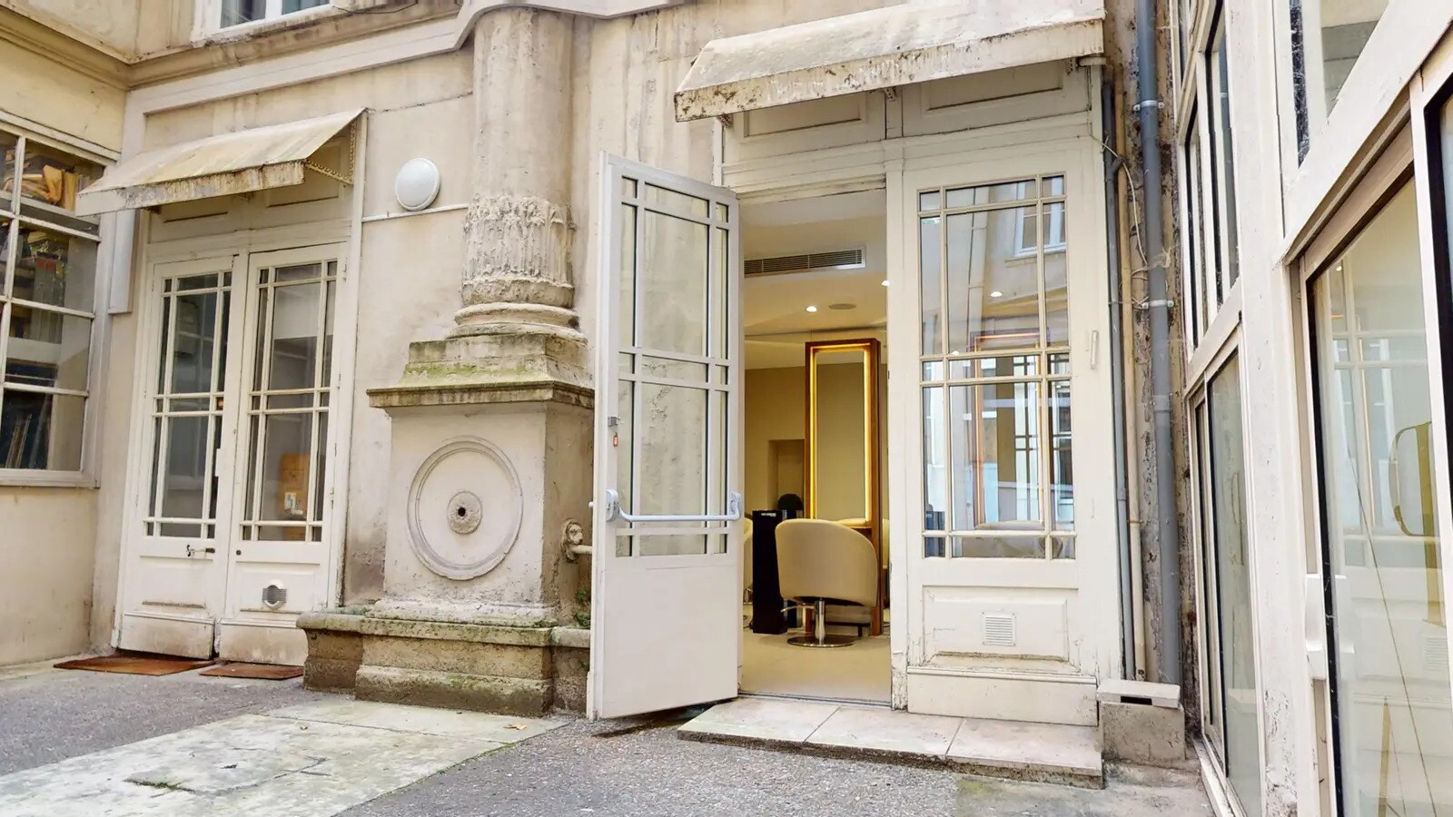 Retail in Lyon for lease Building Photo- Image 1 of 8