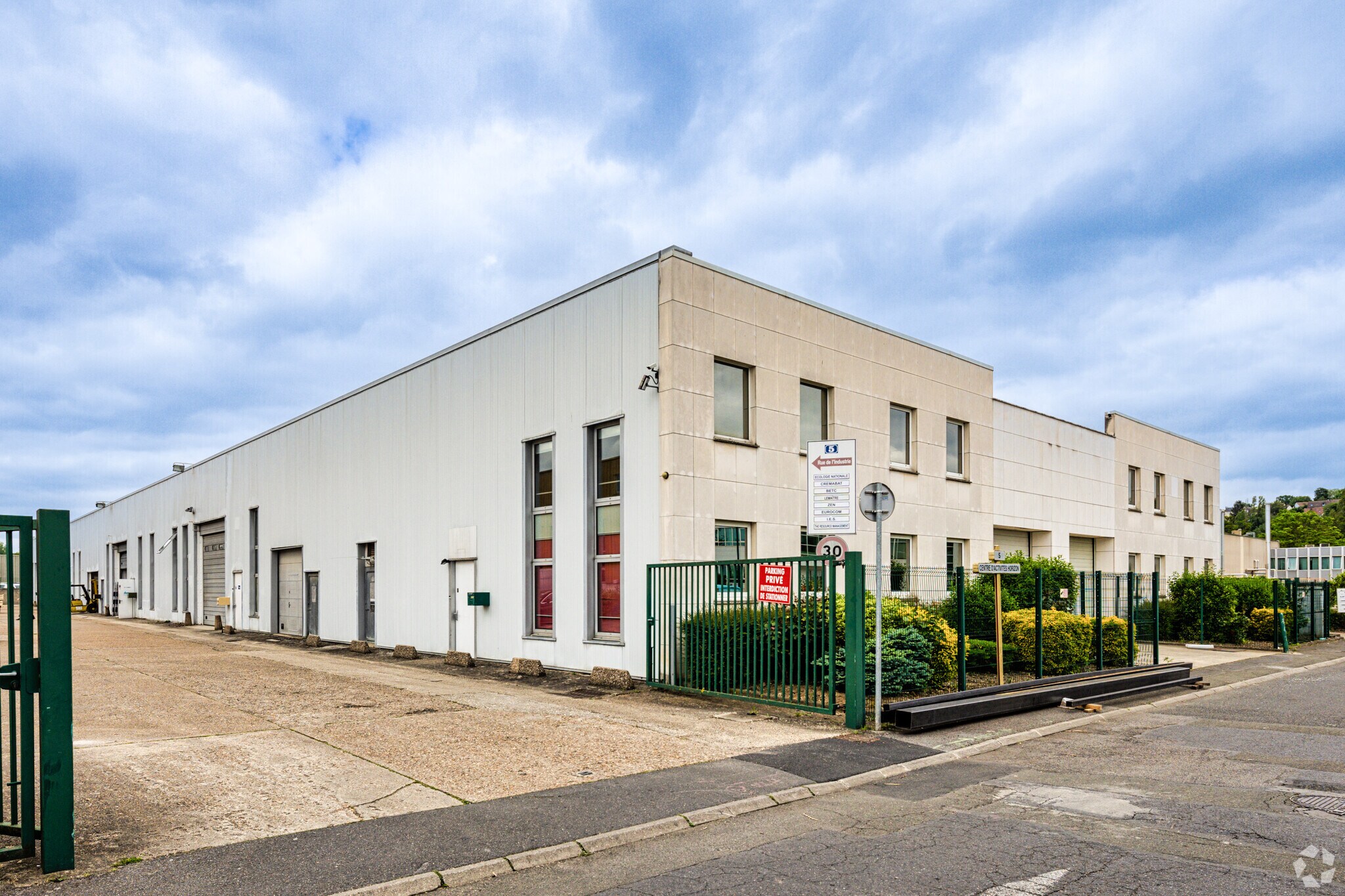 Flex in Saint-Ouen-l'Aumône for lease Primary Photo- Image 1 of 3