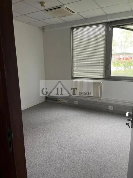 Office in La Courneuve for lease - Interior Photo - Image 1 of 6