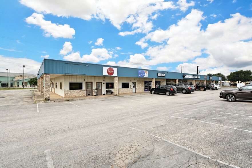 1175 FM 2673, Canyon Lake, TX for lease - Building Photo - Image 1 of 8