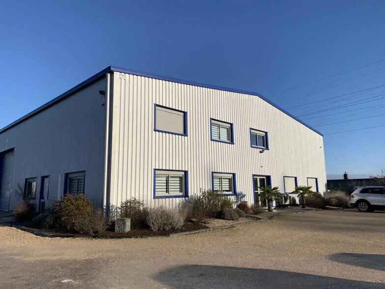 Office in Chaingy for lease - Building Photo - Image 1 of 14