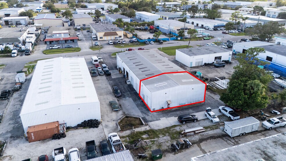 3235 SE Dominica Ter, Stuart, FL for sale - Building Photo - Image 1 of 1