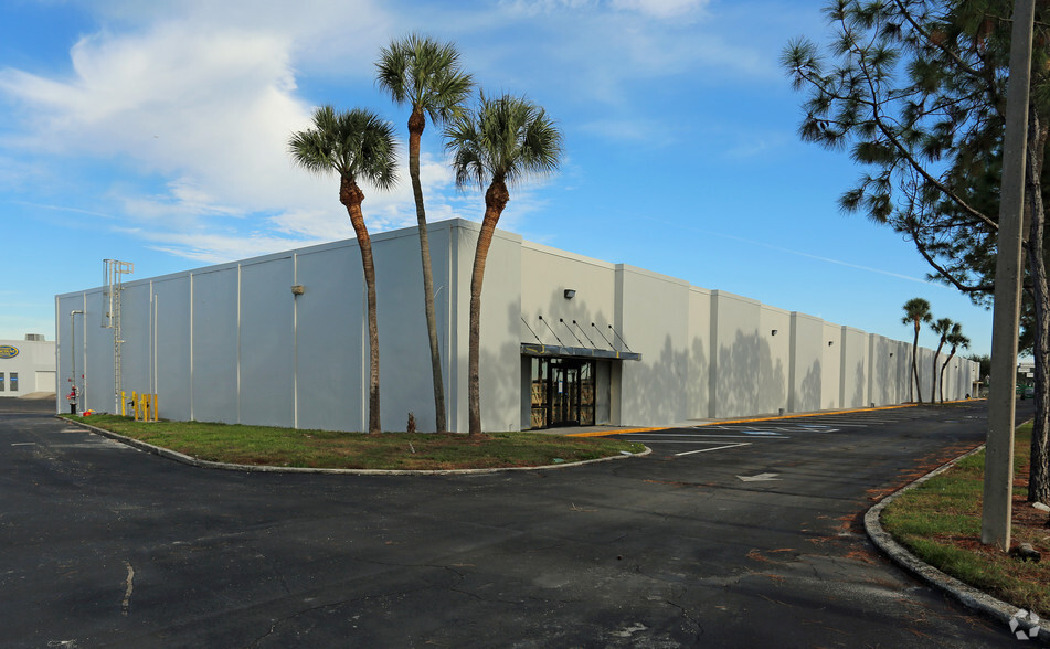 5401-5439 Jet View Cir, Tampa, FL for lease - Building Photo - Image 2 of 4