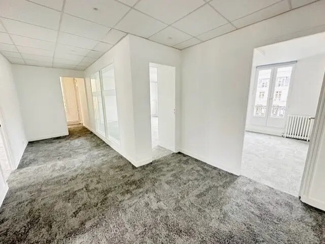 Office in Paris for lease - Building Photo - Image 2 of 15