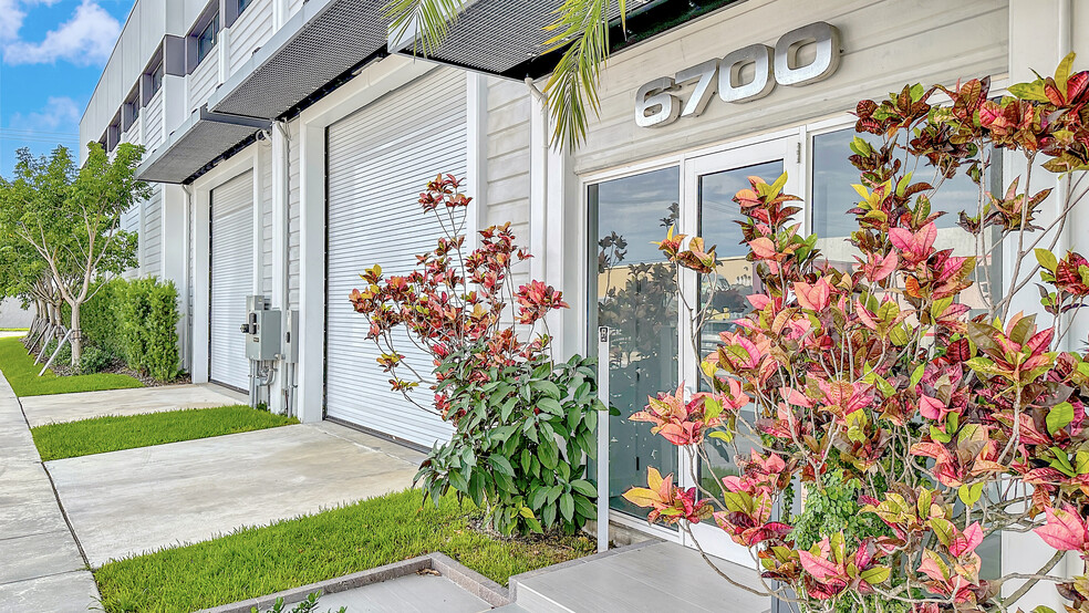 6700 NE 2nd Ct, Miami, FL for lease - Primary Photo - Image 1 of 25