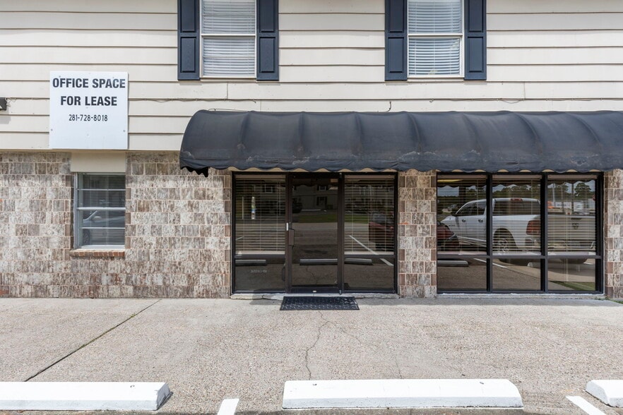 26703 and 26707 Iinterstate 45 North portfolio of 4 properties for sale on LoopNet.com - Building Photo - Image 3 of 27