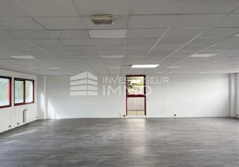 Flex in Le Blanc-Mesnil for lease - Interior Photo - Image 2 of 4