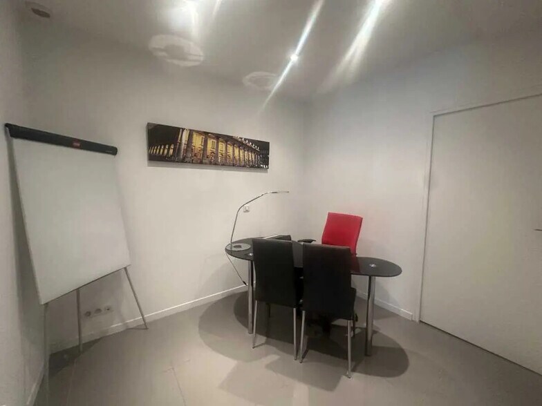 Retail in Bordeaux for lease - Interior Photo - Image 2 of 4