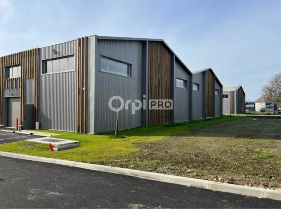 Flex in Pau for lease Building Photo- Image 1 of 9