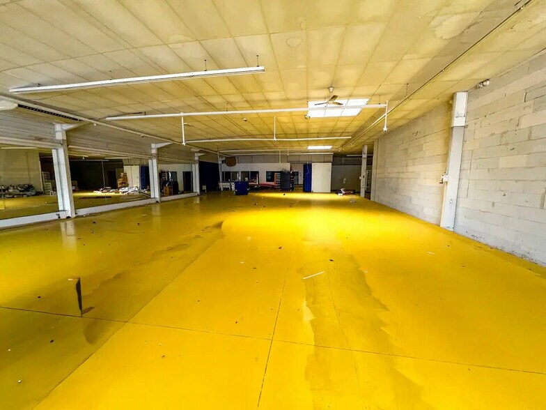 Retail in Orange for lease - Interior Photo - Image 2 of 8