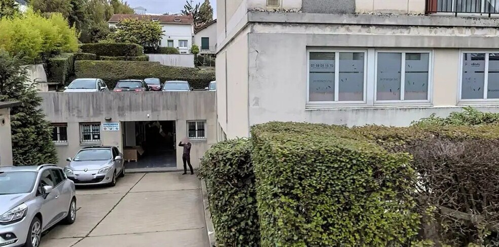 Retail in Rueil-Malmaison for lease - Building Photo - Image 1 of 2