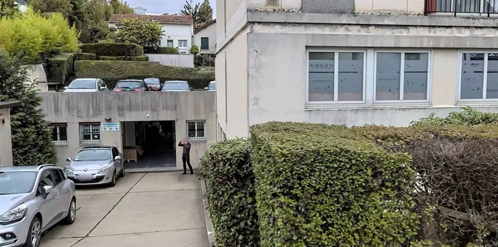 Retail in Rueil-Malmaison for lease Building Photo- Image 1 of 3