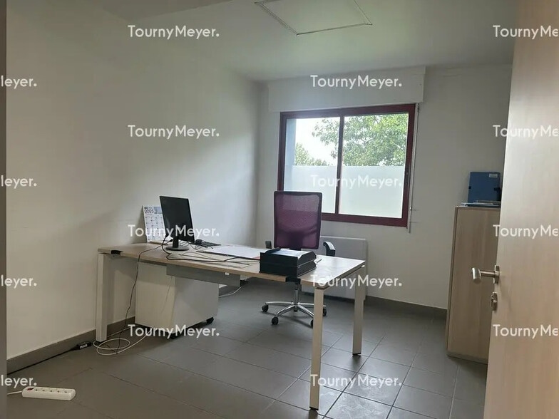 Flex in Couëron for lease - Interior Photo - Image 3 of 5