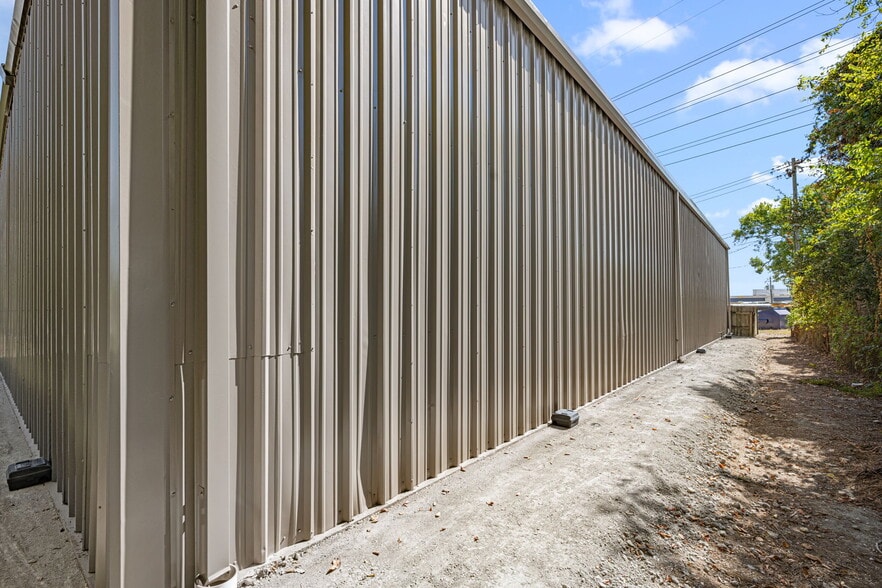 2017 Lee Dr, Baytown, TX for lease - Building Photo - Image 2 of 26