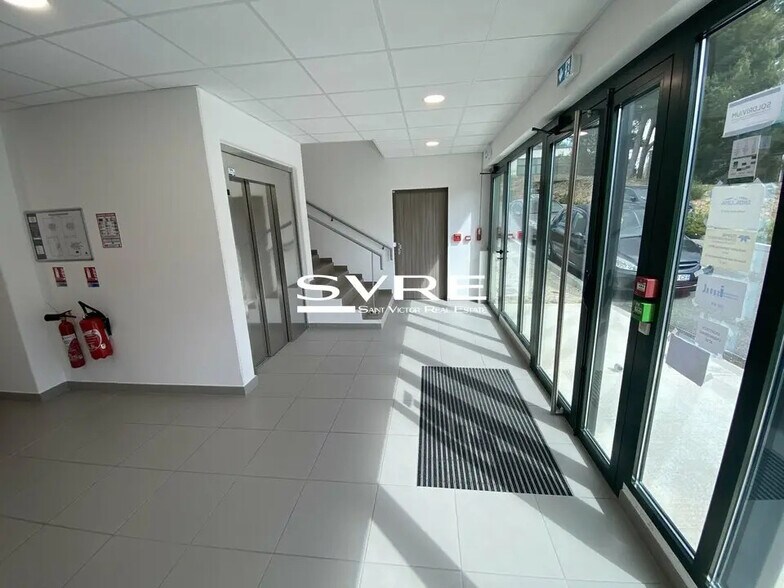 Office in La Ciotat for lease - Lobby - Image 2 of 15