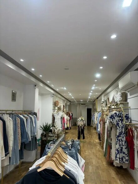 Retail in Antibes for lease - Interior Photo - Image 3 of 3
