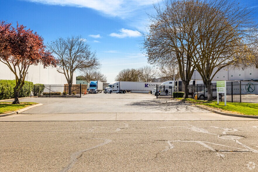 4114 S Airport Way, Stockton, CA for lease - Building Photo - Image 2 of 7