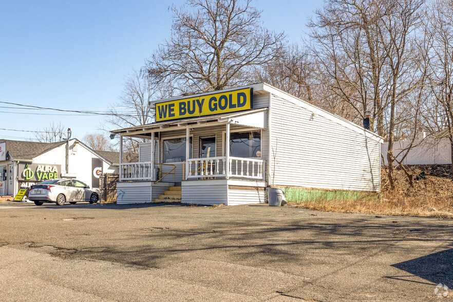 1116 Middle Country Rd. Selden, NY portfolio of 2 properties for sale on LoopNet.com - Primary Photo - Image 1 of 2