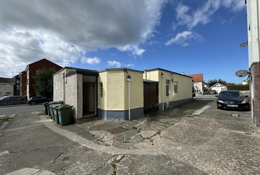 14 Cranford Crescent, Rhos On Sea, Colwyn Bay for lease - Building Photo - Image 3 of 3