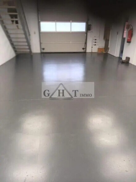 Industrial in Le Val for lease - Interior Photo - Image 1 of 3