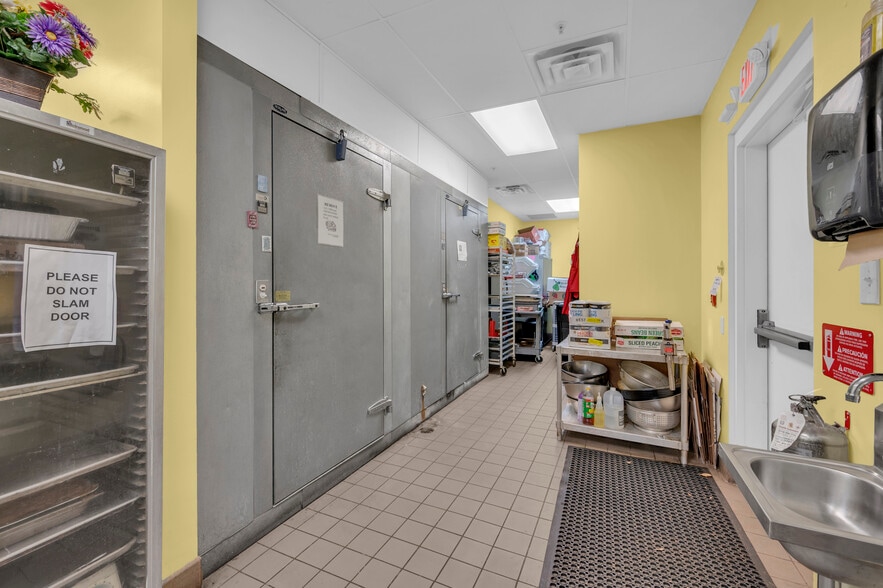 690 Northland Blvd, Cincinnati, OH for sale - Building Photo - Image 3 of 21