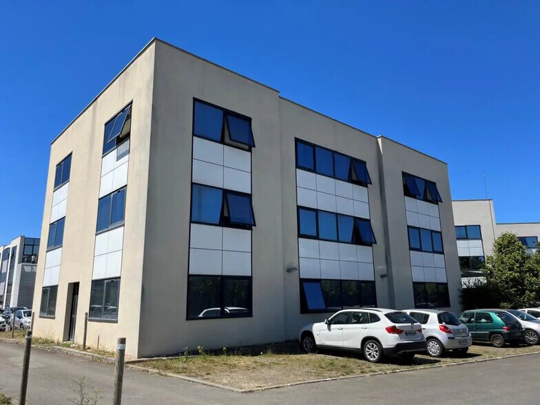 Office in Saint-Grégoire for lease - Building Photo - Image 3 of 9