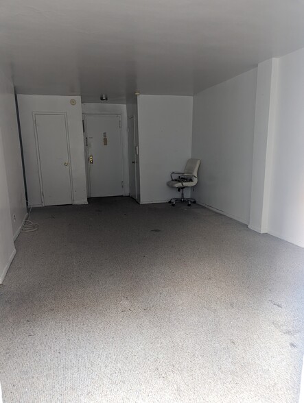 79-11 41st Ave, Elmhurst, NY for lease - Interior Photo - Image 2 of 7