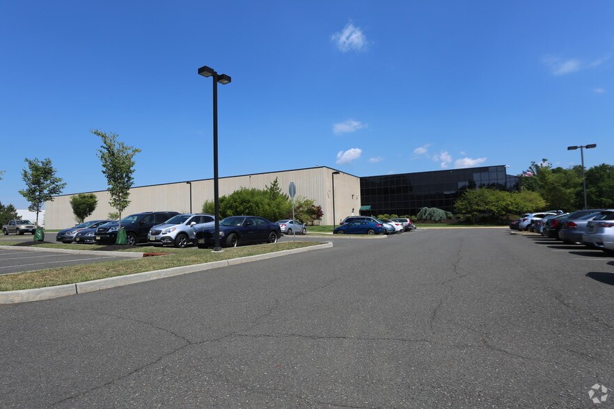 2101 Cottontail Ln, Somerset, NJ for sale - Primary Photo - Image 1 of 1