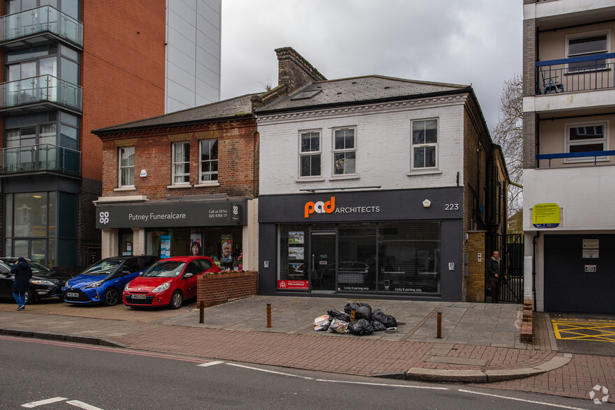 223 Upper Richmond Rd, London for lease - Primary Photo - Image 1 of 8