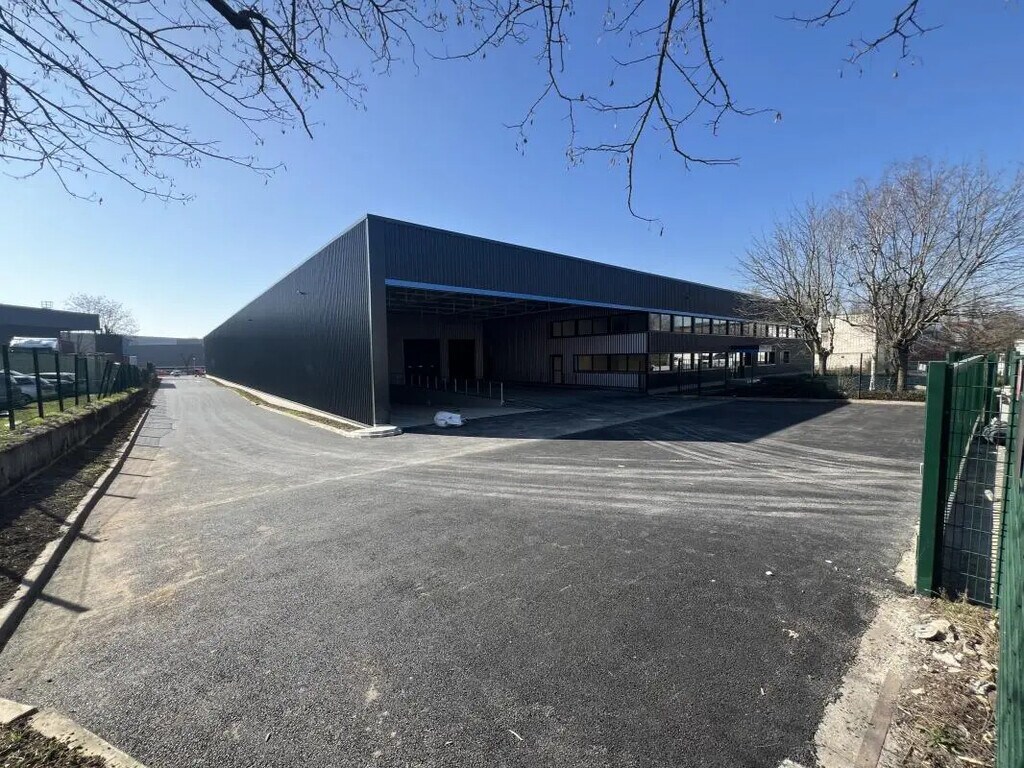 Location Entrepôt 4 827 m² - Photo 1