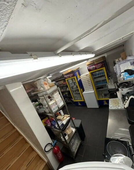 Retail in Paris for lease - Interior Photo - Image 2 of 2